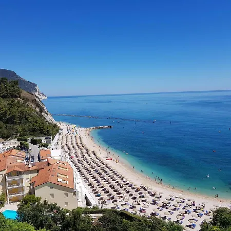 Eden Conero Centro 4* ヌマーナ